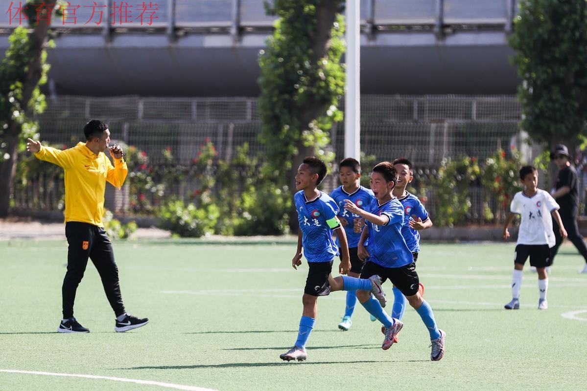 “中国之队进校园公益活动”：国脚“回家”，大连东北路小学沸腾了